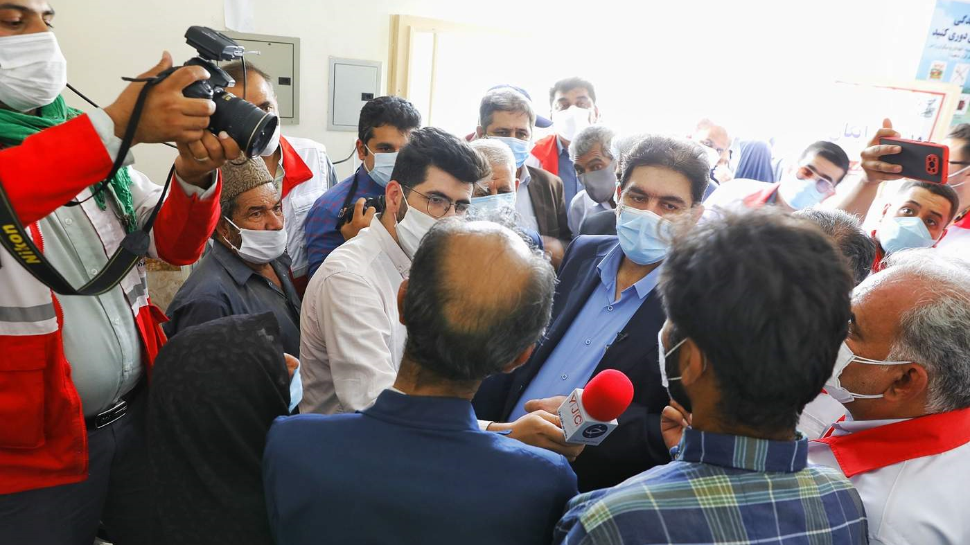 دیدار چهره ‌به ‌چهره دکتر همتی با خدمات‌گیرندگان در طرح "نذرآب4"/ خیرین 350 میلیارد ریال برای تامین آب پایدار در استان‌های دچار خشکسالی کمک کردند